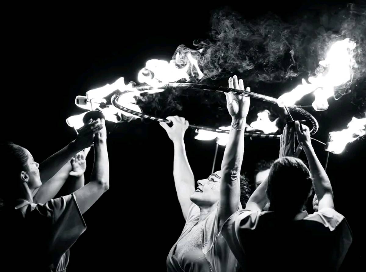 La bellezza del giorno. La quieta forza di chi custodisce la propria luce tra colori e respiri leggeri